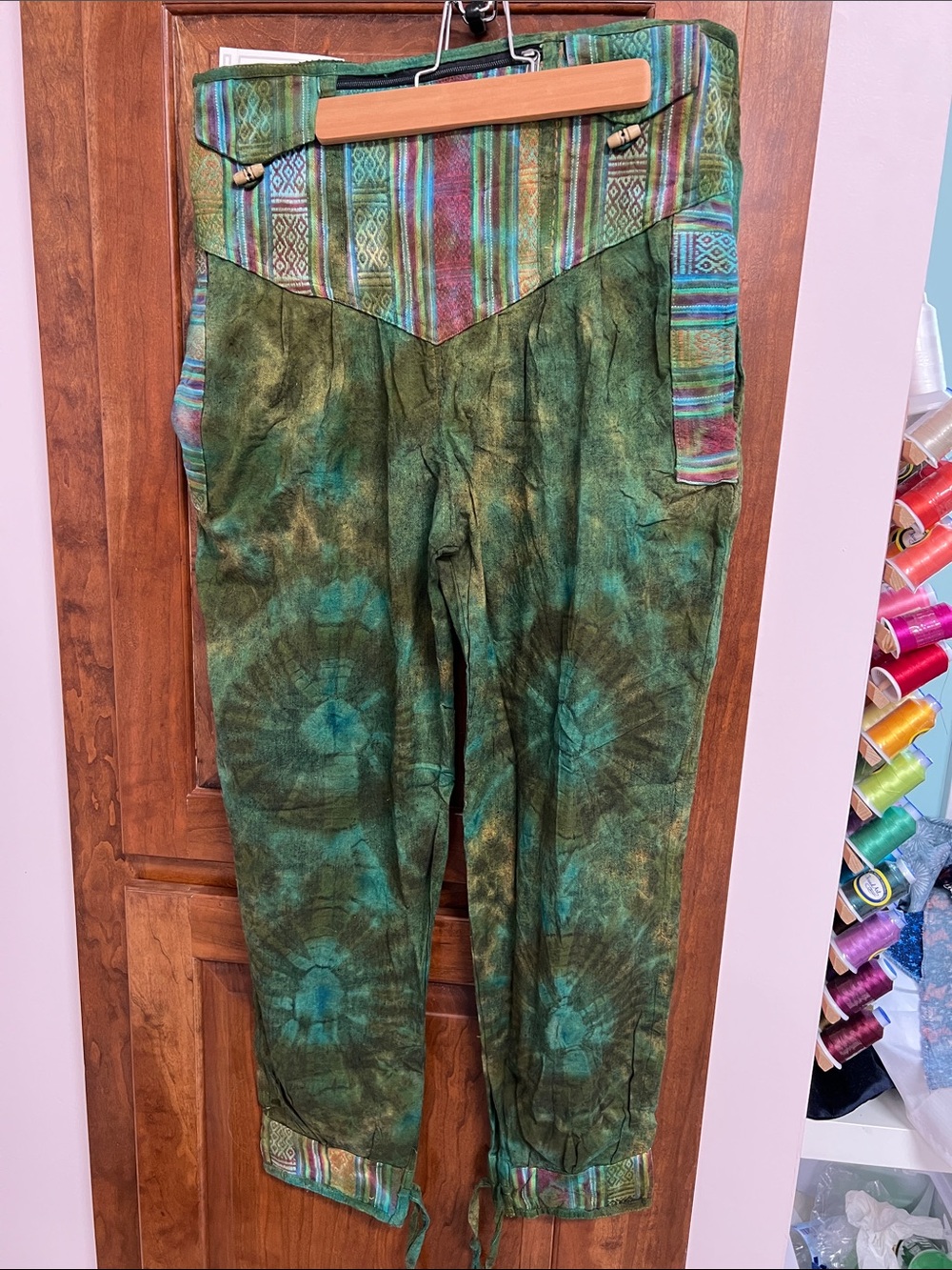 Women's Green Tie-Dye Capris with Patterned Waistband